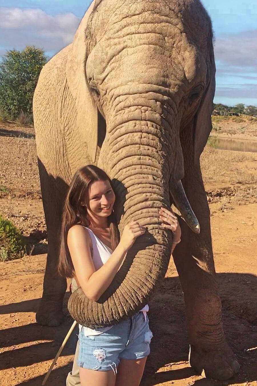 Portrait Melli mit Elefant in Oudtshoorn Südafrika